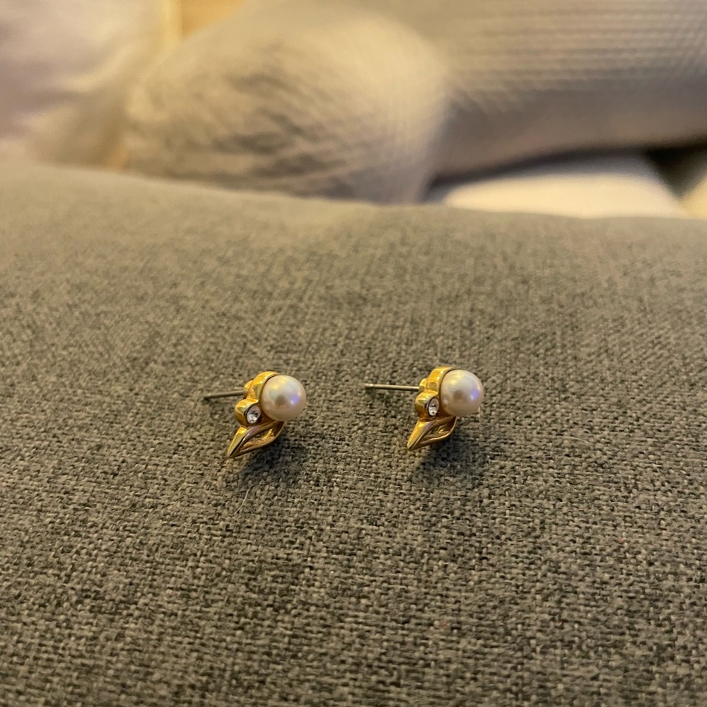 VINTAGE dainty pearl earrings